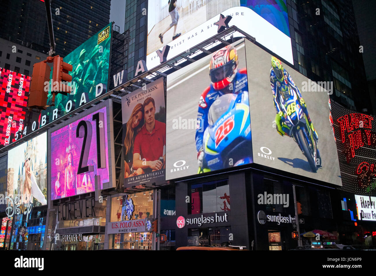 sehr große elektronische Bildschirme auf 1540 Broadway Abend im Times Square New York City USA Stockfoto