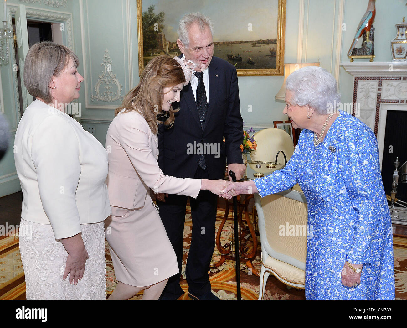 Königin Elizabeth II trifft auf Milos Zeman, Präsident der Tschechischen Republik, begleitet von seiner Ehefrau Ivana und Tochter Katerina während einer Privataudienz mit ihrer Majestät am Buckingham Palace, London. Stockfoto