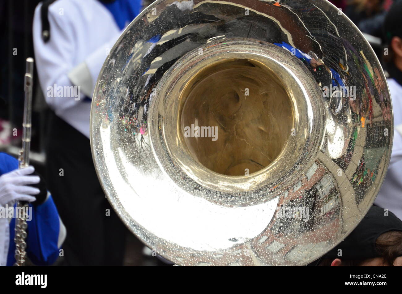 Nahaufnahme eines goldenen Messing Horn mit Regentropfen auf einer Blaskapelle Stockfoto