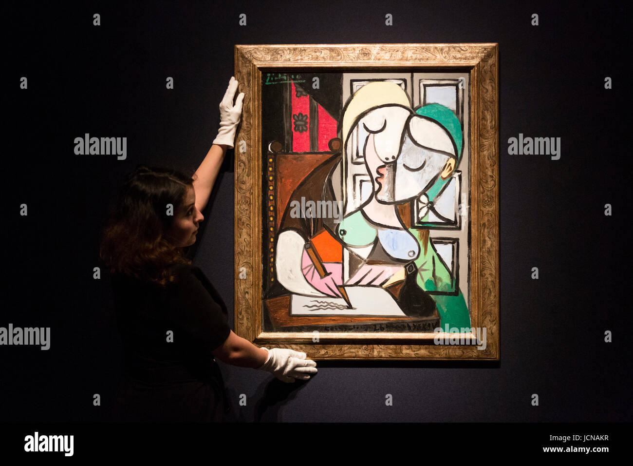 London, UK. 16. Juni 2017. Ein Christie Mitarbeiter behandelt das Gemälde Fehmarn Ecrivant (Marie-Thérèse), 1934, von Pablo Picasso, GBP 25-40m zu schätzen. Auktionshaus Christie es präsentiert eine Vorschau des Impressionismus und der moderne Abend Verkaufs am 27. Juni 2017. Der Verkauf ist Teil des 20. Jahrhunderts bei Christies und wird geführt von einer Gruppe von Meisterwerk Gemälde von Max Beckmann, Claude Monet, Pablo Picasso, Egon Schiele und Vincent Van Gogh. Stockfoto