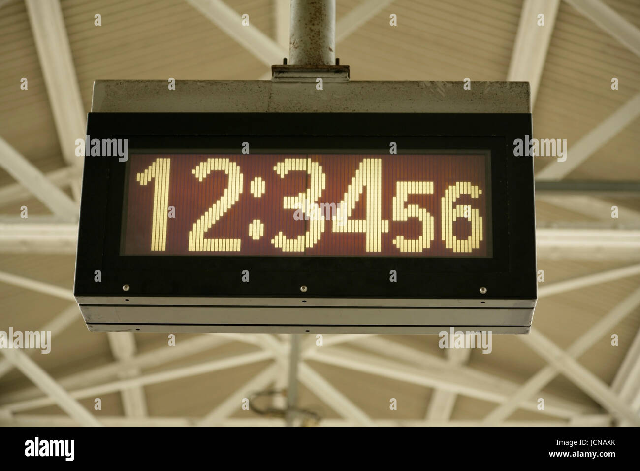 Digitale Uhr 34 Minuten und 56 Sekunden vorbei 12 lesen Stockfoto