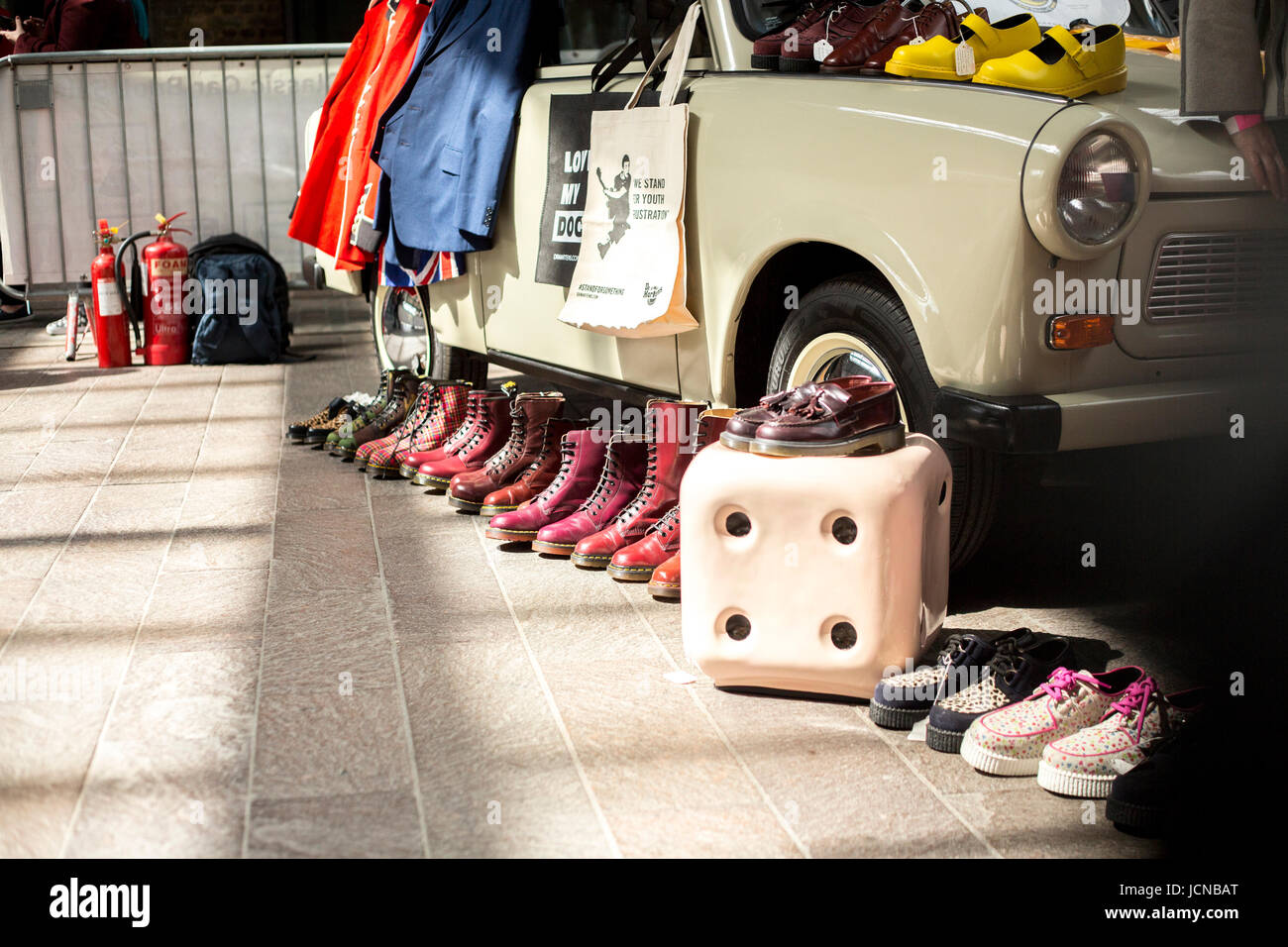 Zeigt vor Oldtimer auf einem Oldtimer Markt in London. Stockfoto