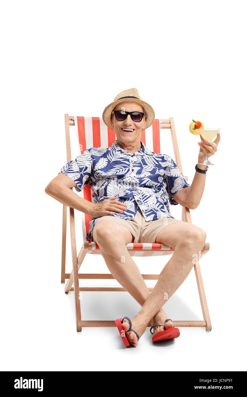 Ältere Touristen mit einem cocktail sitzt auf einer Sonnenliege isoliert auf weißem Hintergrund Stockfoto