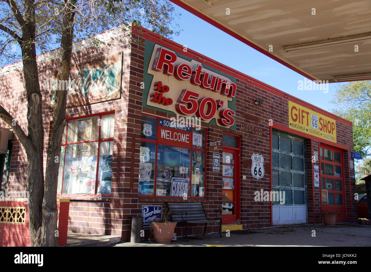 Aufbau eines mit Souvenirs aus den 50er Jahren in