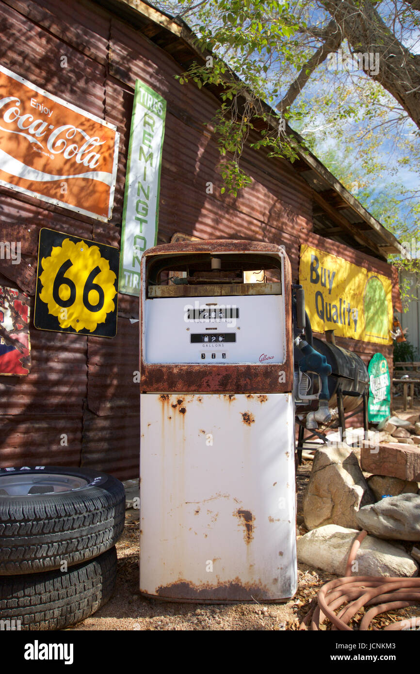Alte verlassene Zapfsäule Hackberry Gemischtwarenladen, Arizona entlang der historischen Route 66 Stockfoto