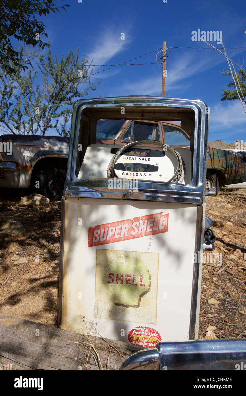 Alte verlassene Zapfsäule Hackberry Gemischtwarenladen, Arizona entlang der historischen Route 66 Stockfoto