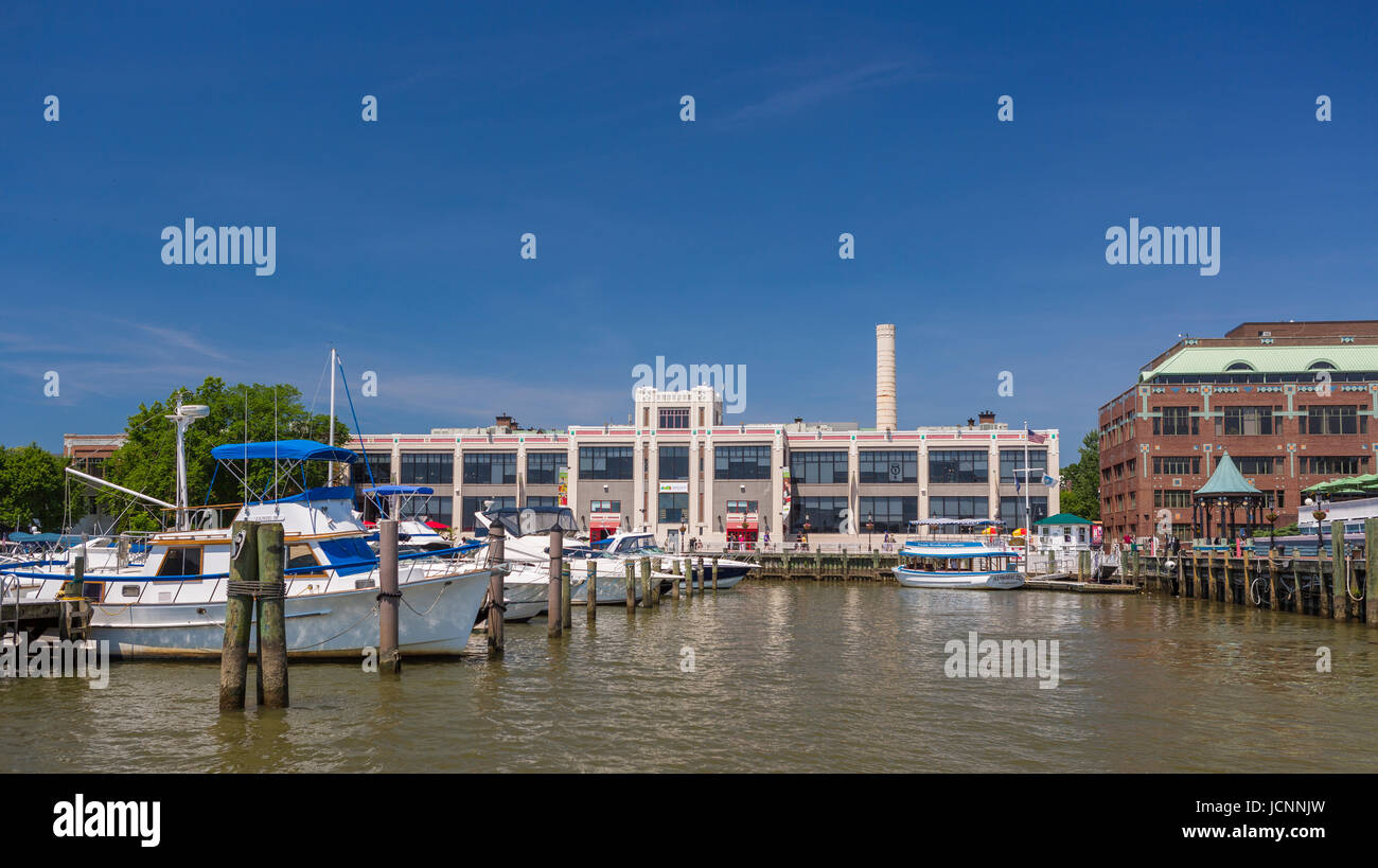 ALEXANDRIA, VIRGINIA, USA - der Torpedo Factory Art Center, in Old Town Alexandria, Potomac RIver Waterfront und Boote in der Marina. Stockfoto