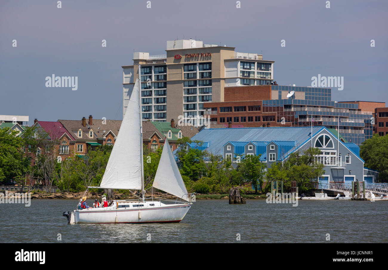 ALEXANDRIA, VIRGINIA, USA - Segelboot, Potomac River Waterfront, vergeht Dee Campbell Rudern Center. Stockfoto