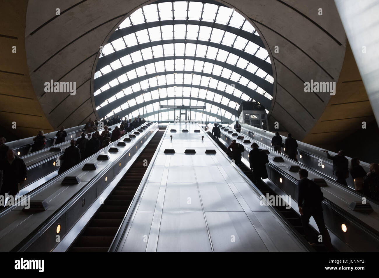 London, UK - 27. März 2017: Canary Wharf u-Bahnstation während der Rush Hour mit vielen Pendler Stockfoto