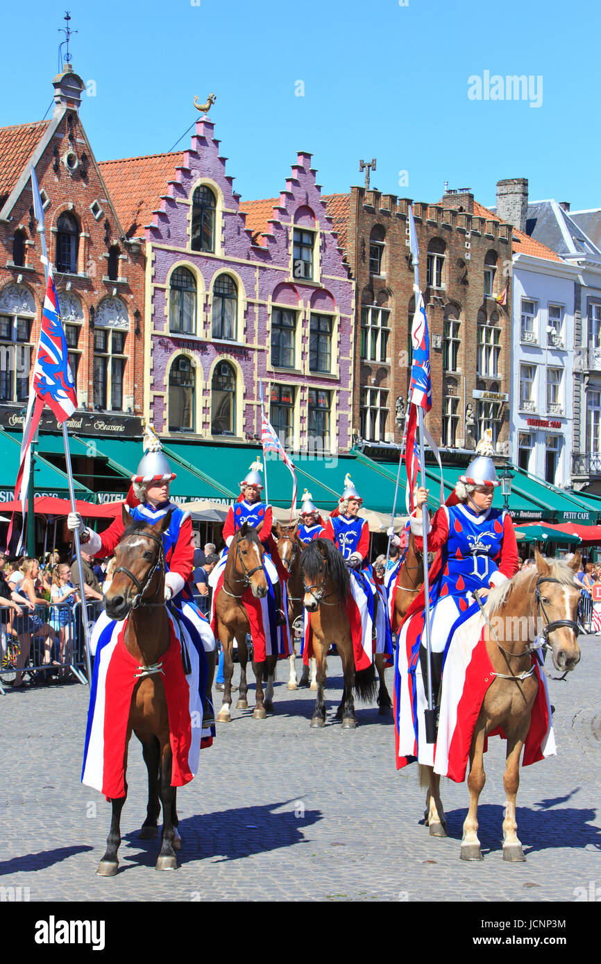 Ritter zu Pferd während der Prozession des Heiligen Blutes in Brügge, Belgien. Stockfoto