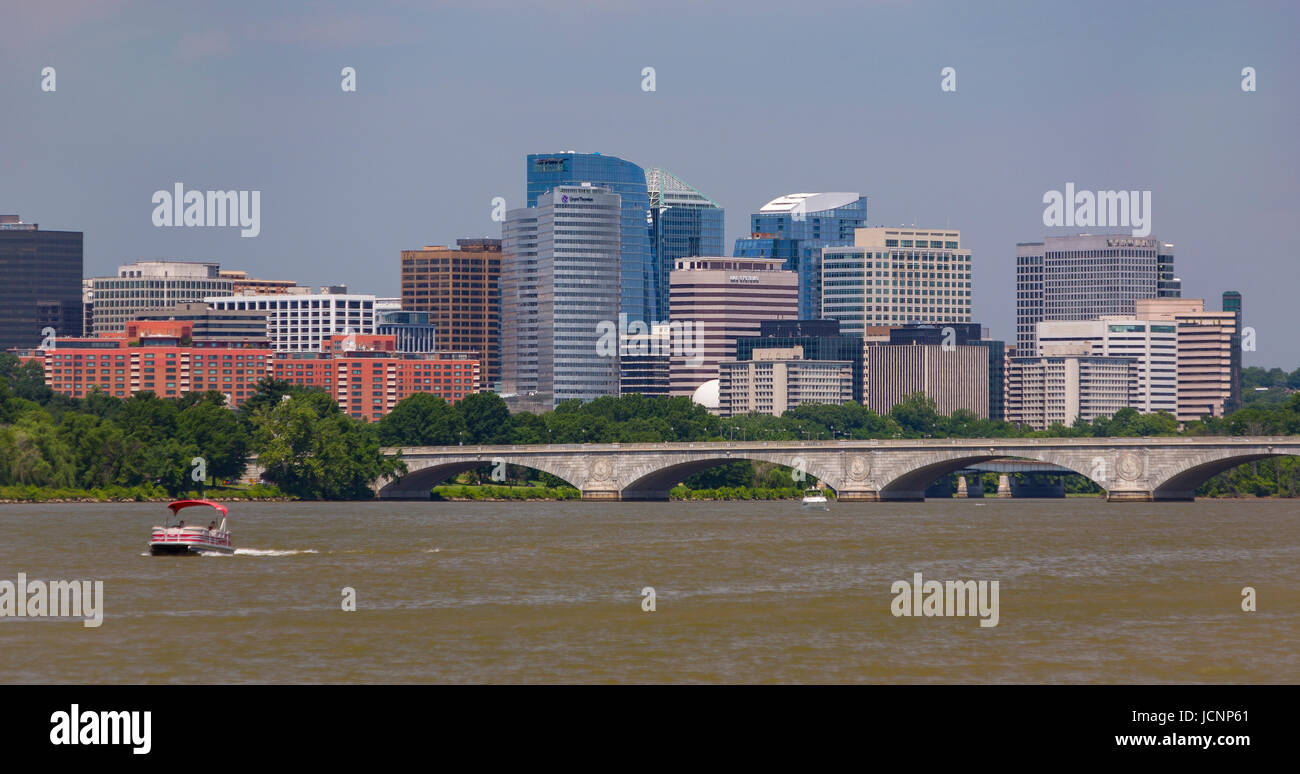 ROSSLYN, VIRGINIA, USA - Rosslyn Skyline von Gebäuden in Arlington County. Memorial Bridge überquert Potomac River. Stockfoto