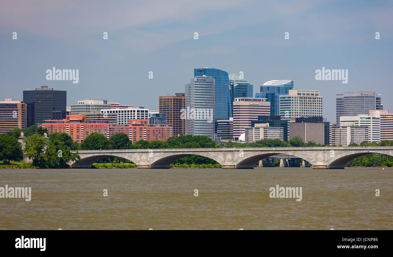 ROSSLYN, VIRGINIA, USA - Rosslyn Skyline von Gebäuden in Arlington County. Memorial Bridge überquert Potomac River. Stockfoto