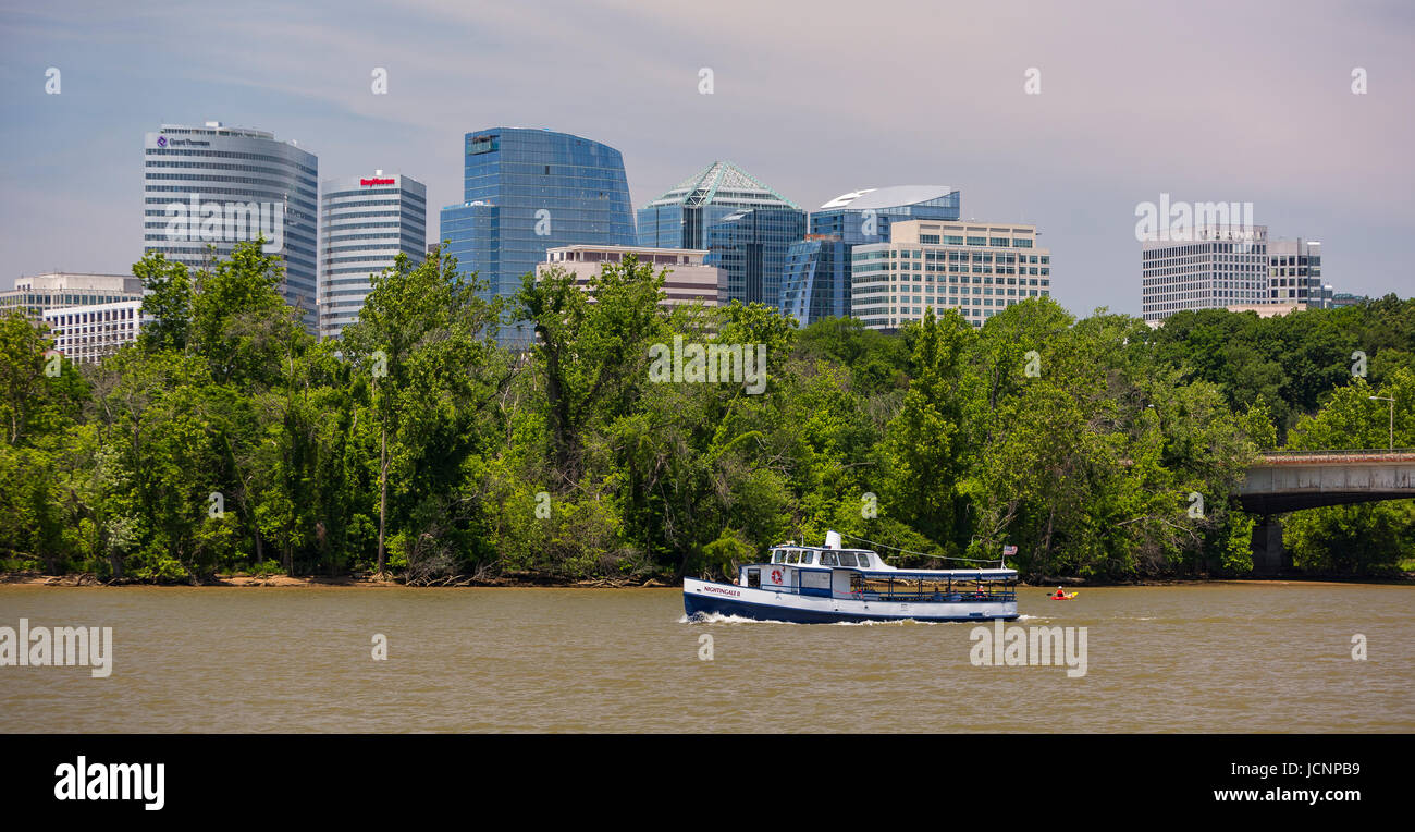 ROSSLYN, VIRGINIA, USA - Rosslyn Skyline von Gebäuden in Arlington County, am Potomac River. Wasser-Taxi-Boot Nightengale II. Stockfoto
