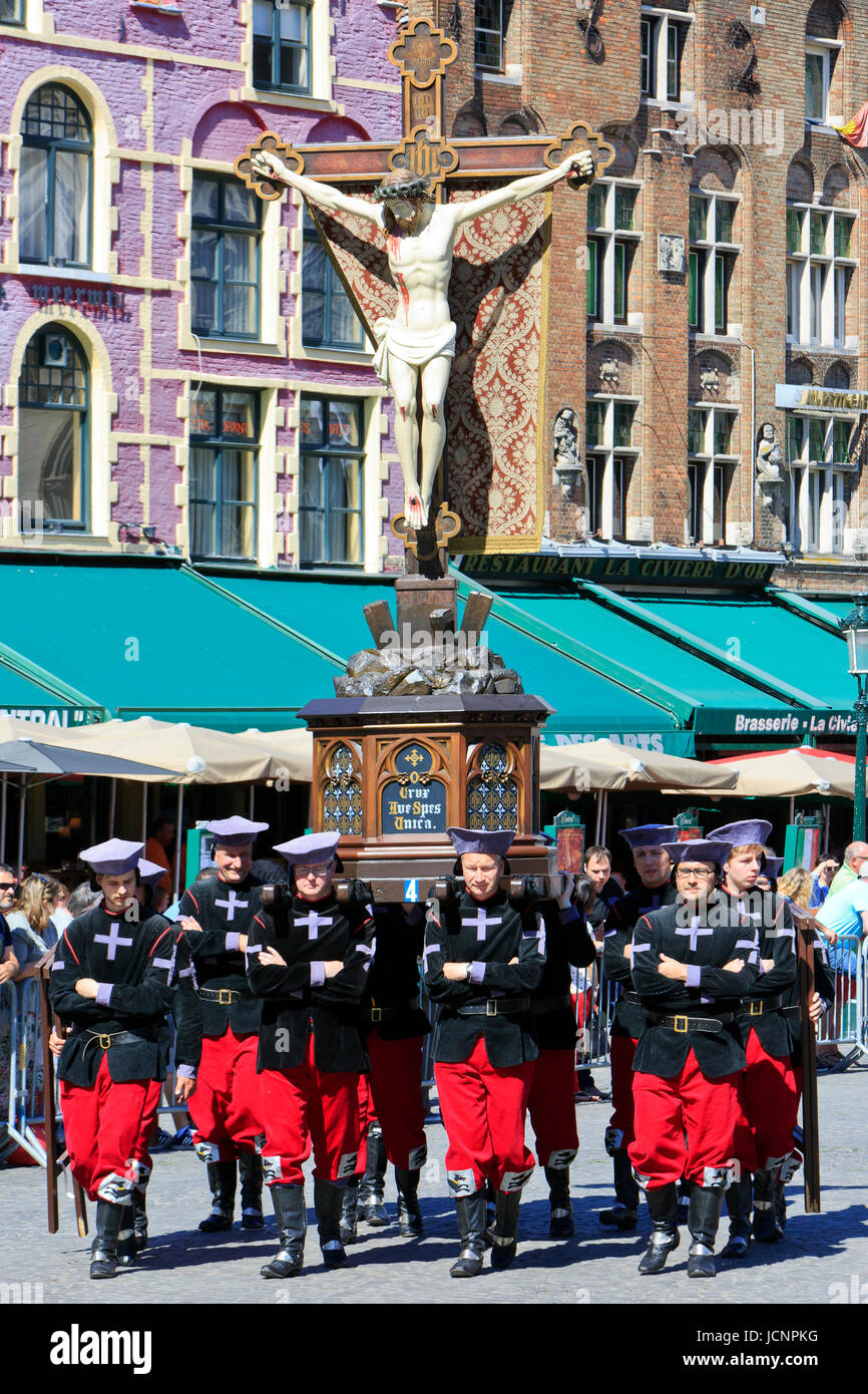 Das 14. Jahrhundert wundertätige Kruzifix von Damme von der Bruderschaft des Heiligen Kreuzes während der Prozession des Heiligen Blutes in Brügge, Belgien durchgeführt Stockfoto