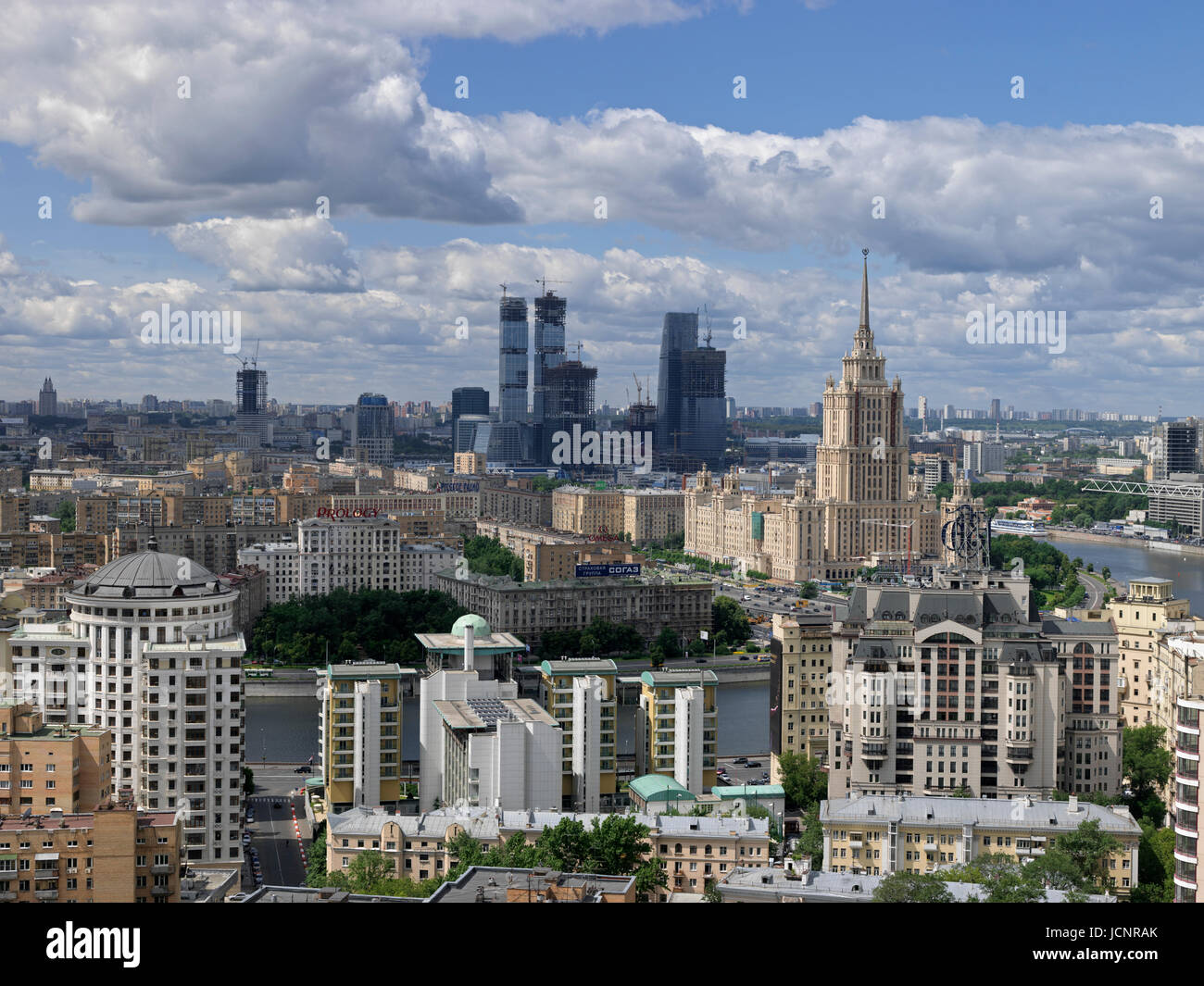 Blick vom Lotte-Plaza auf Moskau Moskwa und Hotel Ukraina, Moskau, Russland, Europa Stockfoto