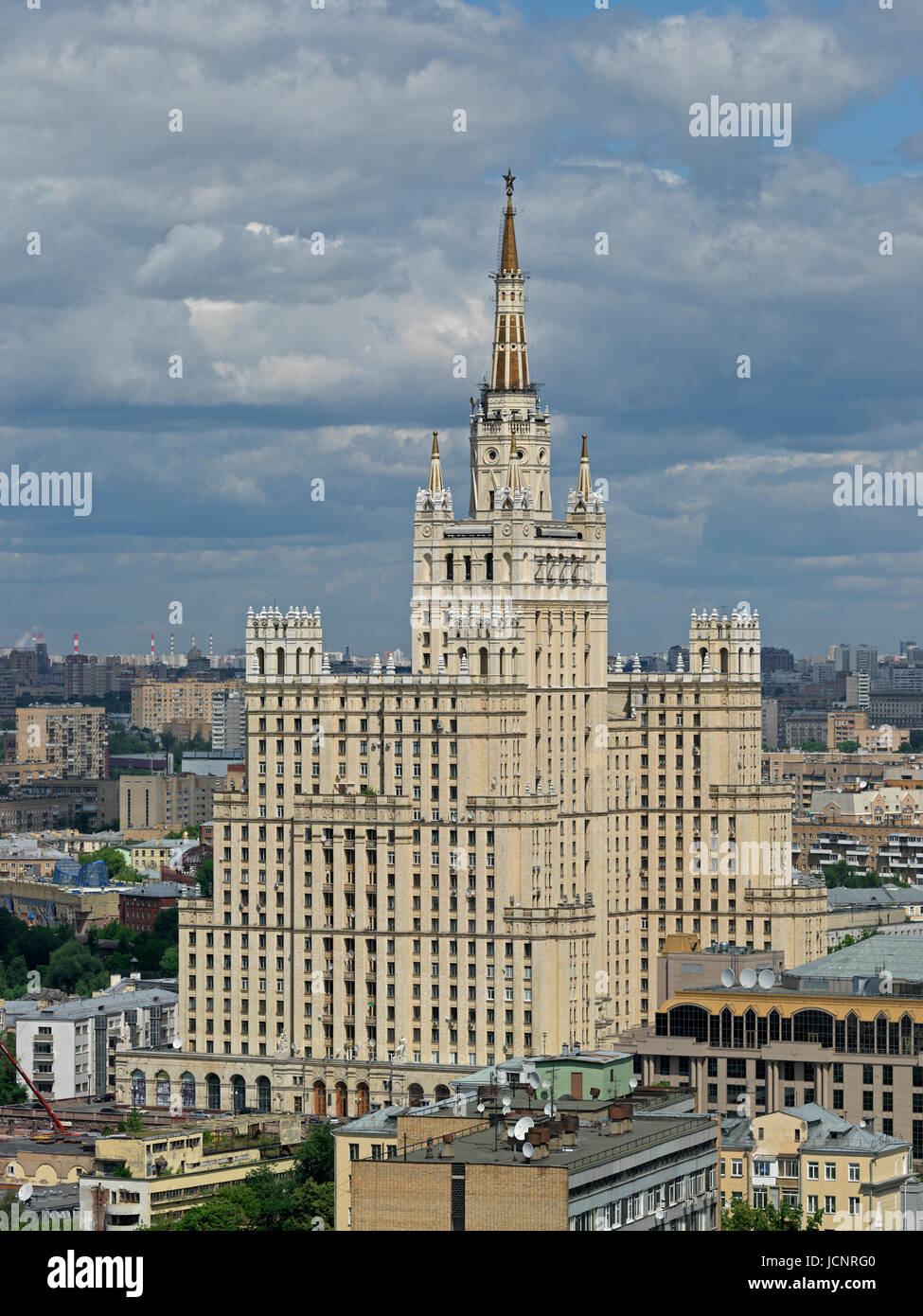 Blick von Lotte Plaza, die Stalin Gebäude - rote Tore, eines der sieben Schwestern Gebäude, Moskau, Russland, Europa Stockfoto