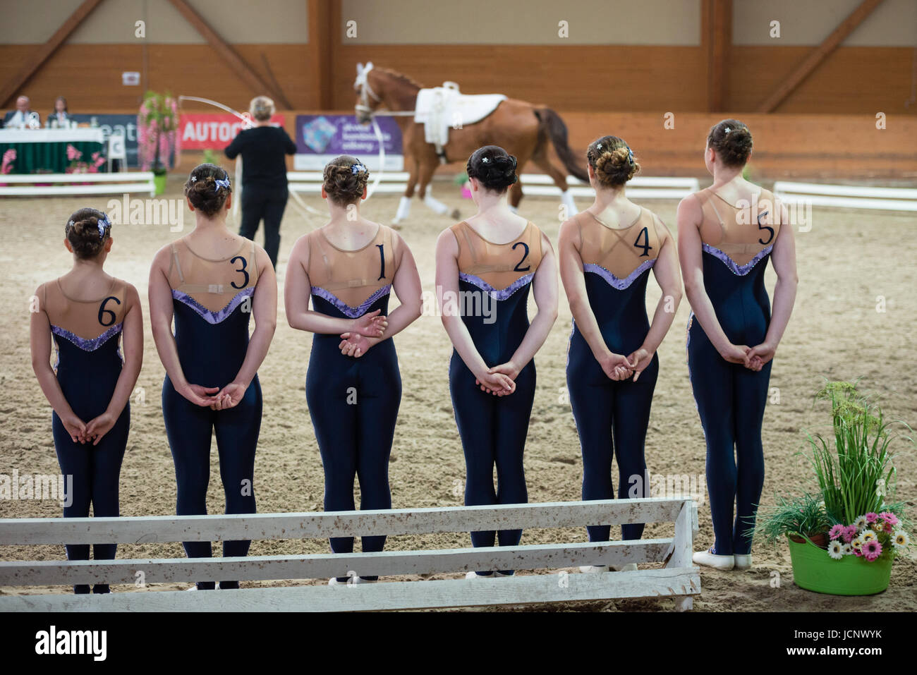 Pezinok, Slowakei. 16. Juni 2017. Leistung der UVT Eligius Team aus Österreich auf Voltigieren Wettbewerb am 16. Juni 2017 in Pezinok, Slowakei Credit: Lubos Paukeje/Alamy Live News Stockfoto