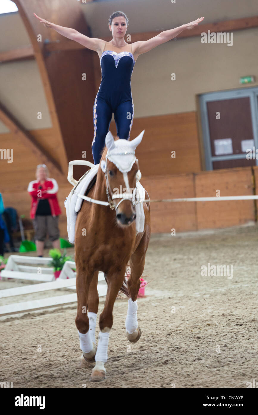 Pezinok, Slowakei. 16. Juni 2017. Leistung der UVT Eligius Team aus Österreich auf Voltigieren Wettbewerb am 16. Juni 2017 in Pezinok, Slowakei Credit: Lubos Paukeje/Alamy Live News Stockfoto