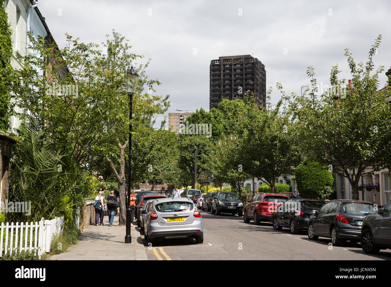 London, UK. 16. Juni 2017. Ein Blick auf die ausgebrannte Hulk Grenfell Turm auf dem Ansatz von Holland Park. Bildnachweis: Mark Kerrison/Alamy Live-Nachrichten Stockfoto