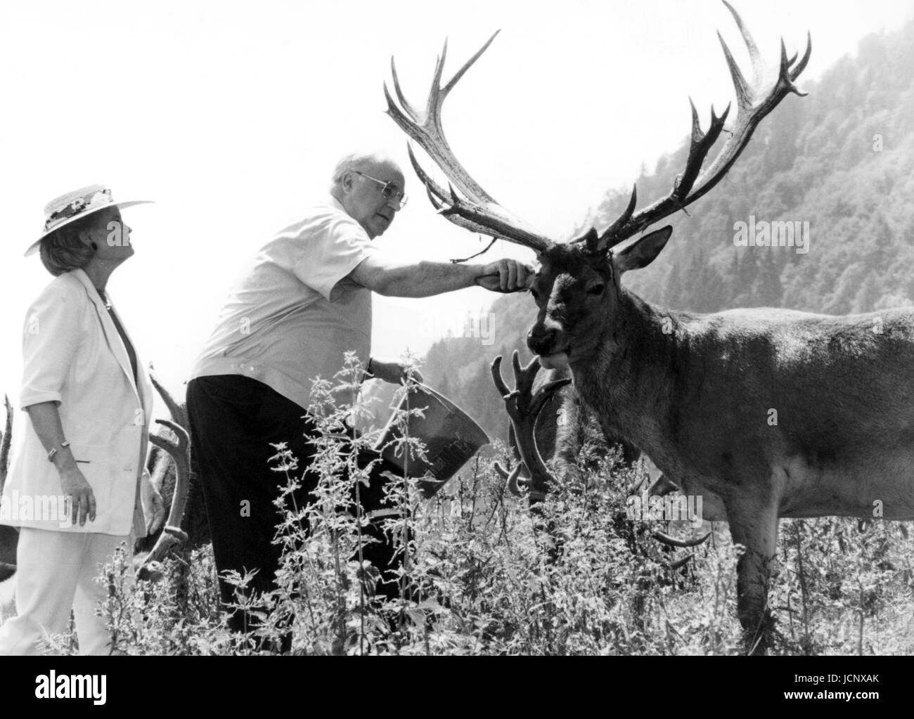 Bundeskanzler Helmut Kohl (CDU) und seine Frau Hannelore Kohl besuchen Sie ein Wildgehege in St. Gilgen am Wolfgangsee in Österreich während ihres Urlaubs am 1. August 1994. | weltweite Nutzung Stockfoto