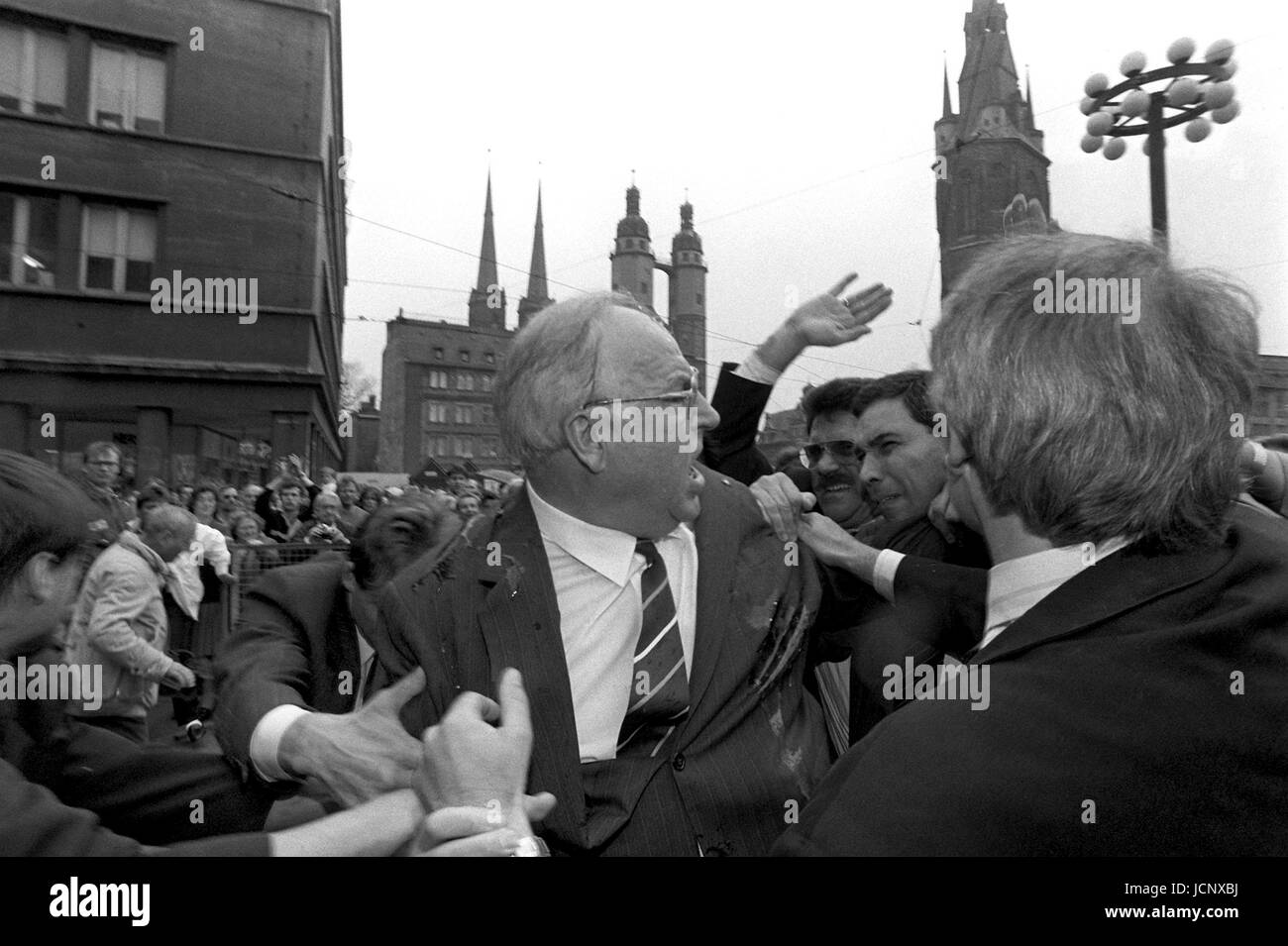 (Dpa-Dateien) - Nachdem Helmut Kohl bei seinem Besuch in Halle, von Eiern getroffen worden war versucht der böse "Kanzler der Einheit" sich seinen Weg durch die Menge in der Regel freundlich, Werfer, 10. Mai 1991 zu finden. | weltweite Nutzung Stockfoto