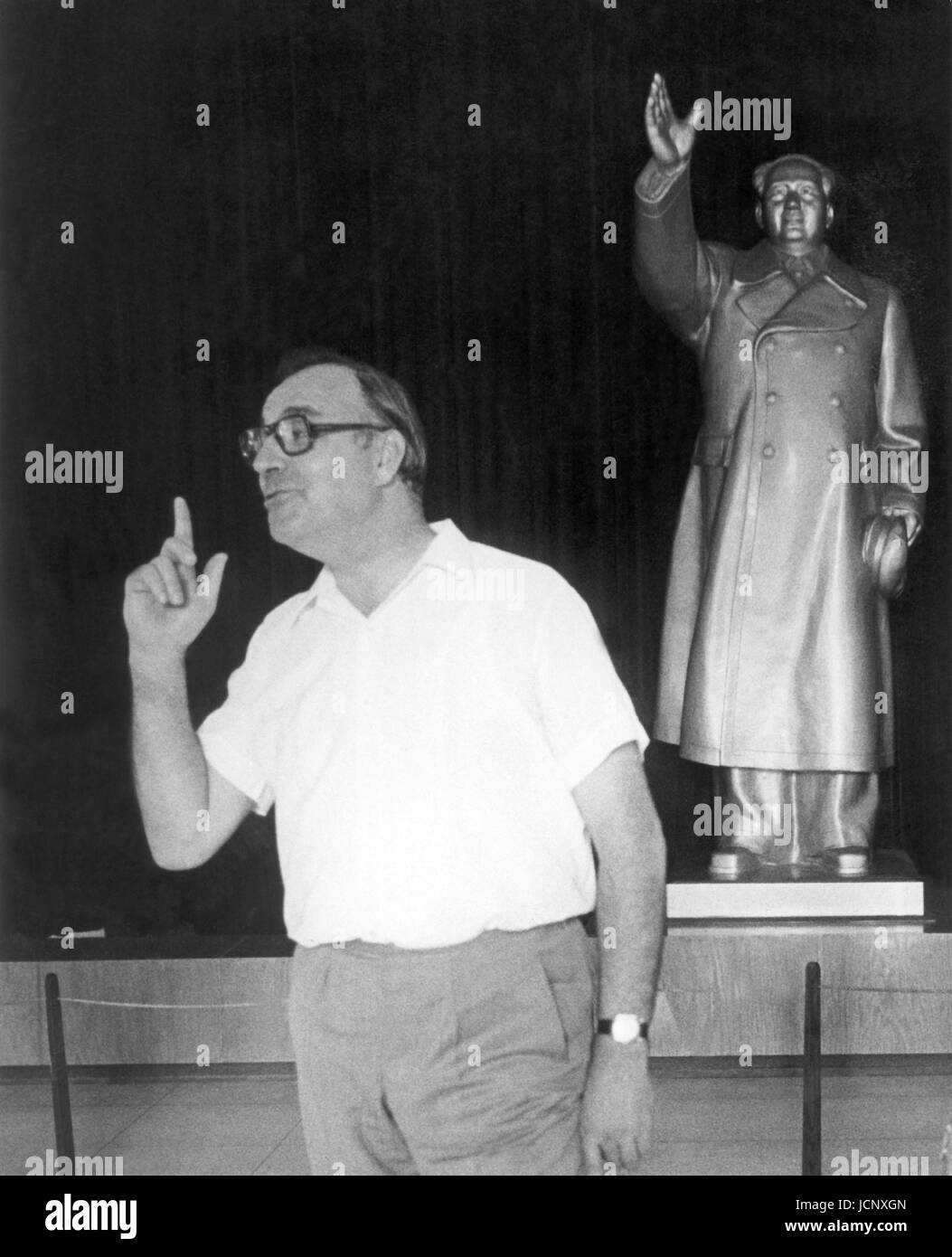 CDU-Vorsitzende Helmut Kohl vor der Statue der chinesischen Partei Vorsitzender Mao Zedong in Shanghai im September 1974. Kohl kehrte von einem zwölf-Tage-Reise nach China am 14. September 1974. Stockfoto