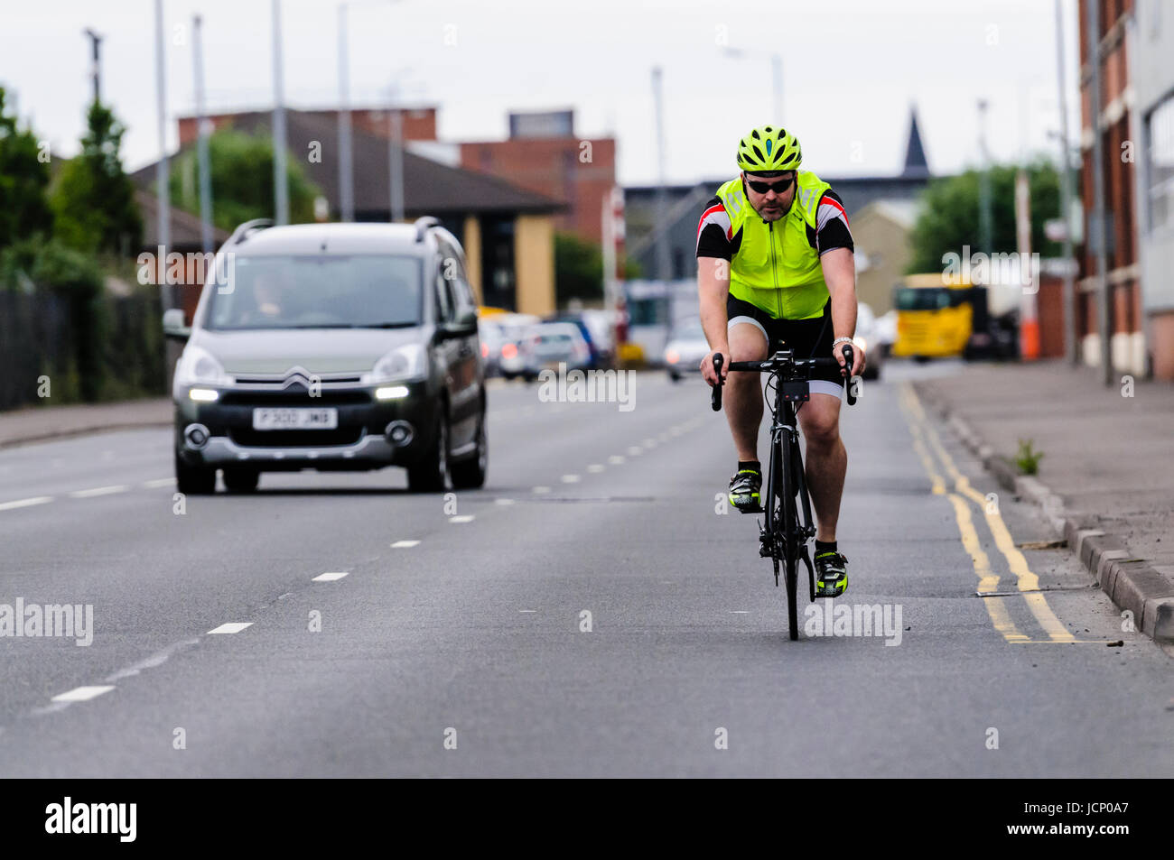 Belfast, Nordirland. 16/06/2017 - PSNI und Radfahren Ulster starten Kampagne zur Verkehrssicherheit, die Autofahrer wie Radfahrer sicher überholen Stockfoto