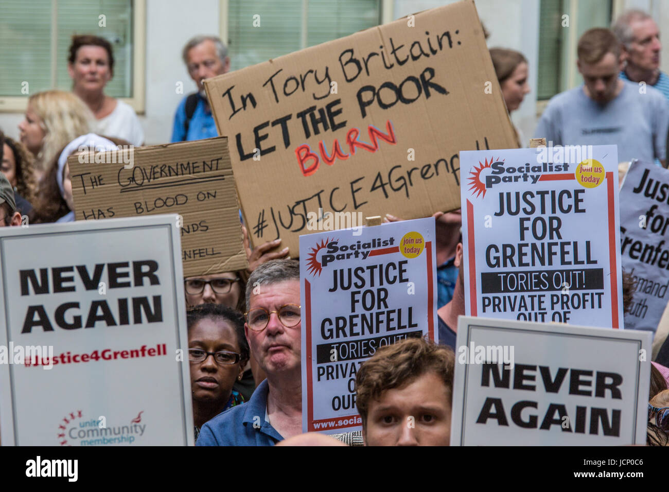 London, UK. 16. Juni 2017. Tausende von Demonstranten, darunter auch Freunde und Verwandte der Opfer des Feuers Grenfell Turm inszeniert einen Protest außerhalb der Abteilung für Gemeinschaften und lokale Regierung vor marschieren zur Downing Street um Gerechtigkeit zu fordern nach dem Brand Grenfell Turm. David Rowe / Alamy Live News Stockfoto