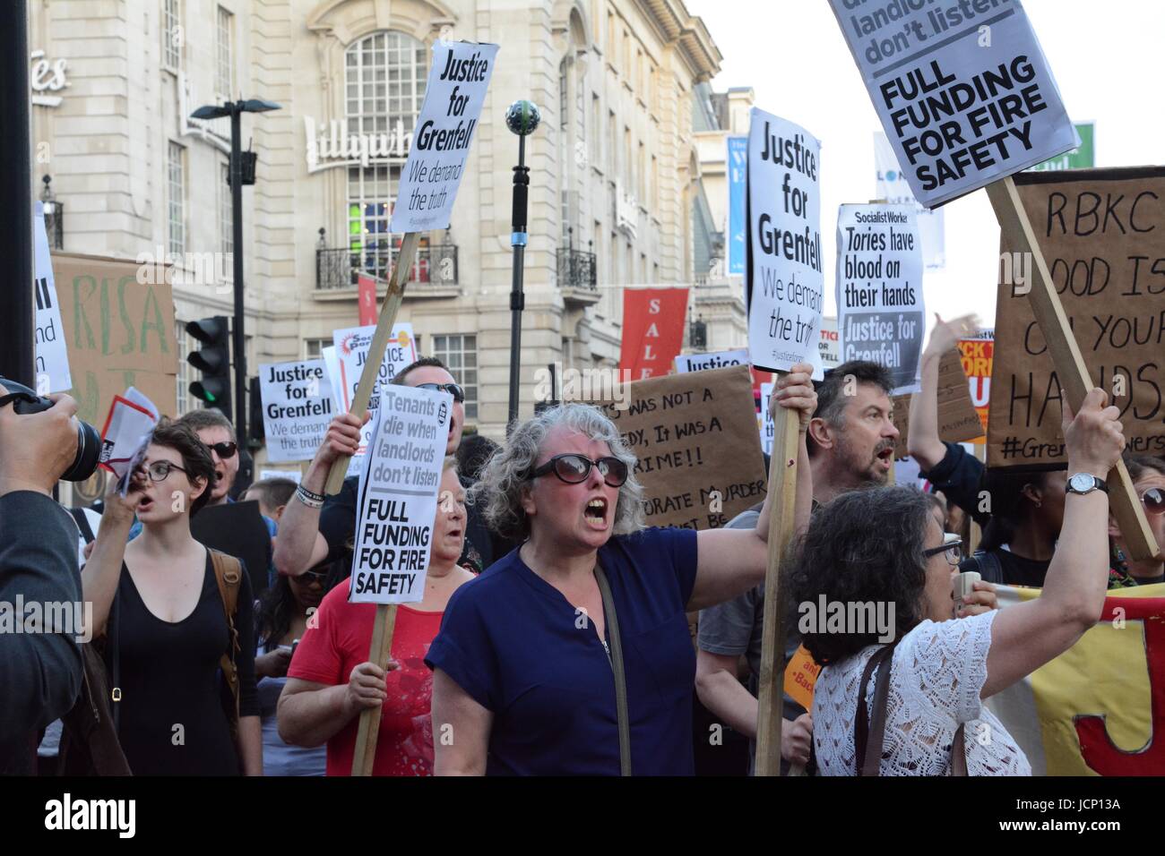 London, UK. 16. Juni 2017. Ein Protestmarsch erfolgt durch die Londoner in Gedenken an die Opfer des Feuers Grenfell Turm, in dem mindestens 30 Menschen starben. Die Katastrophe hat einheimischen gesehen und Überlebenden wütend auf was sie als Kostensenkung während einer kürzlichen Renovierung sehen was potentiell brennbare Verkleidung hinzugefügt wird, um das Gebäude und mangelnde Informationen als die Zahl der Todesopfer steigt. Bildnachweis: Patricia Phillips/Alamy Live-Nachrichten Stockfoto