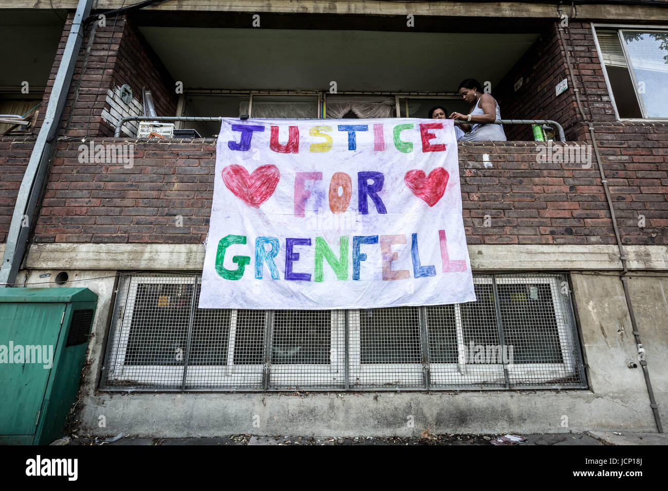 London, UK. 16. Juni 2017. 'Gerechtigkeit für Grenfell' Banner wird aus den benachbarten Wohnsiedlung Lancaster West gehängt. © Guy Corbishley/Alamy Live-Nachrichten Stockfoto