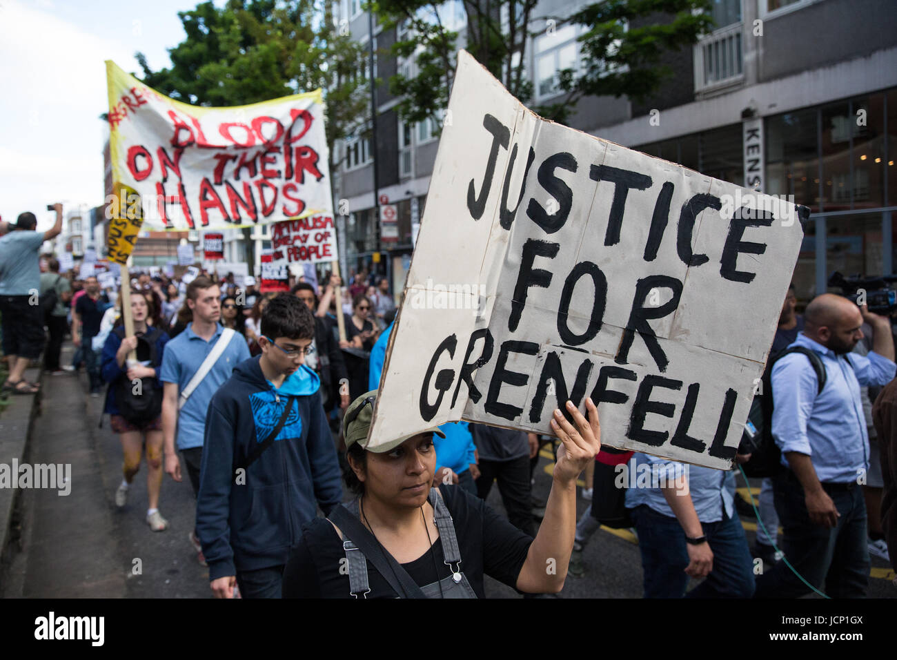 London, UK. 16. Juni 2017. Mitglieder der Community von North Kensington nehmen Teil in einem Protestmarsch zu verlangen, dass die Verantwortlichen für das Feuer am Grenfell Turm zur Rechenschaft gezogen werden. Bildnachweis: Mark Kerrison/Alamy Live-Nachrichten Stockfoto