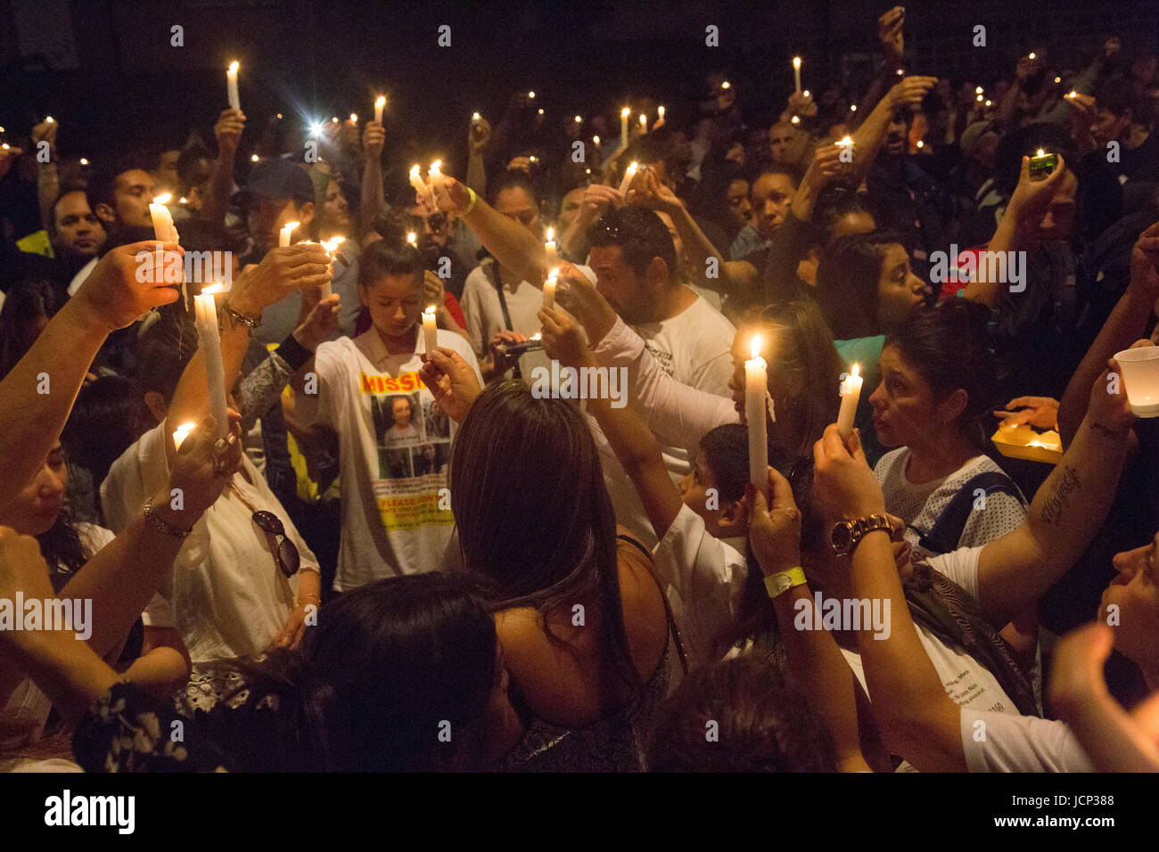 London, UK. 16. Juni 2017. Menschen halten Kerzen während eine Mahnwache für die Opfer Grenfell Turm Feuer wie Menschen fordern Gerechtigkeit für die betroffenen durch das Feuer, das Grenfell Tower, einem Turm Wohngebäude in West London ausgenommen. Bildnachweis: Thabo Jaiyesimi/Alamy Live-Nachrichten Stockfoto