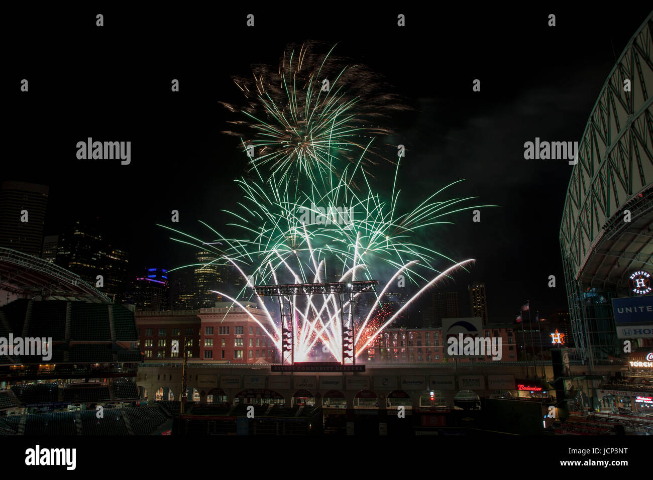 Houston, TX, USA. 16. Juni 2017. Eine Gesamtansicht der Nachberichte Feuerwerk zum Abschluss der MLB-Spiel zwischen den Boston Red Sox und die Houston Astros im Minute Maid Park in Houston, Texas. John Glaser/CSM/Alamy Live-Nachrichten Stockfoto