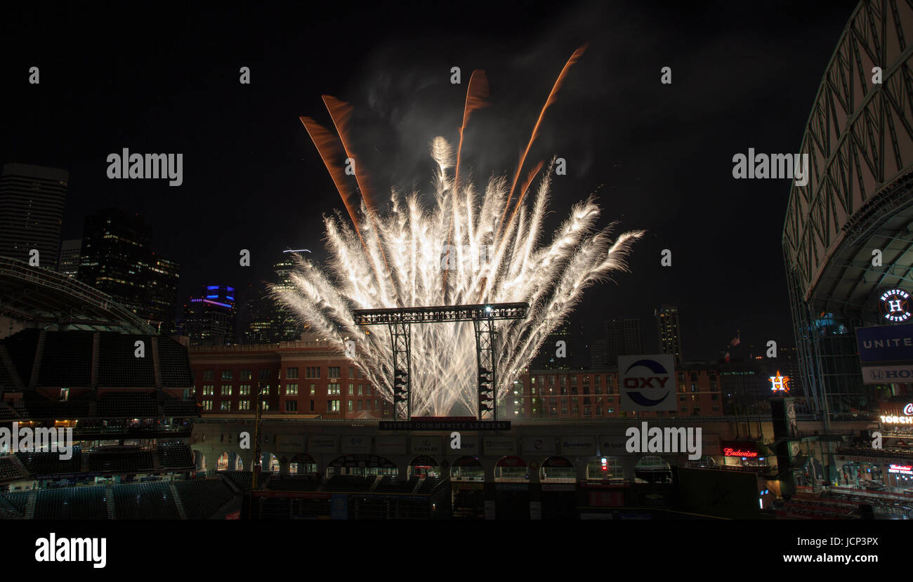 Houston, TX, USA. 16. Juni 2017. Eine Gesamtansicht der Nachberichte Feuerwerk zum Abschluss der MLB-Spiel zwischen den Boston Red Sox und die Houston Astros im Minute Maid Park in Houston, Texas. John Glaser/CSM/Alamy Live-Nachrichten Stockfoto