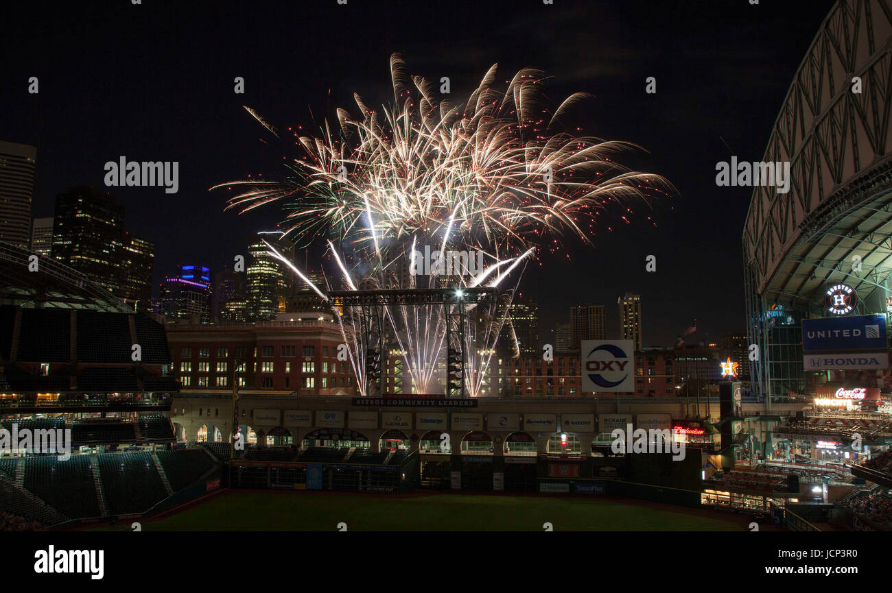 Houston, TX, USA. 16. Juni 2017. Eine Gesamtansicht der Nachberichte Feuerwerk zum Abschluss der MLB-Spiel zwischen den Boston Red Sox und die Houston Astros im Minute Maid Park in Houston, Texas. John Glaser/CSM/Alamy Live-Nachrichten Stockfoto