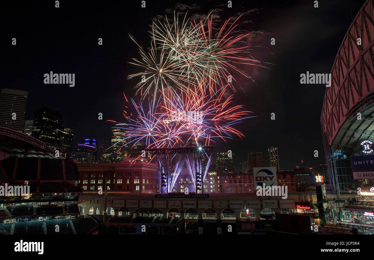 Houston, TX, USA. 16. Juni 2017. Eine Gesamtansicht der Nachberichte Feuerwerk zum Abschluss der MLB-Spiel zwischen den Boston Red Sox und die Houston Astros im Minute Maid Park in Houston, Texas. John Glaser/CSM/Alamy Live-Nachrichten Stockfoto