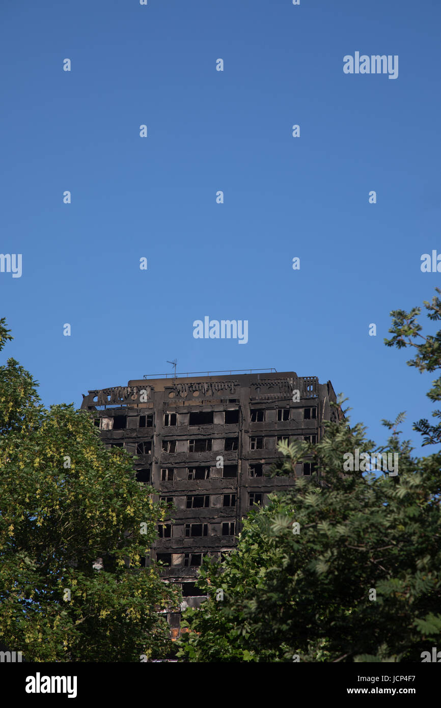 Kensington, London, UK. 17. Juni 2017. Szenen rund um die verkohlten Überreste des Grenfell Tower Blocks auf Latimer Road Kensington London nach einem Brand vor 4 Tagen. Der Wohnblock ist noch nicht sicher zu betreten und Berichten zufolge mehr als 30 Menschen starben und 40 weitere sind noch vermisst und voraussichtlich im Feuer umgekommen. In der Umgebung gibt es eine starke Polizeipräsenz. Bildnachweis: WansfordPhoto/Alamy Live-Nachrichten Stockfoto