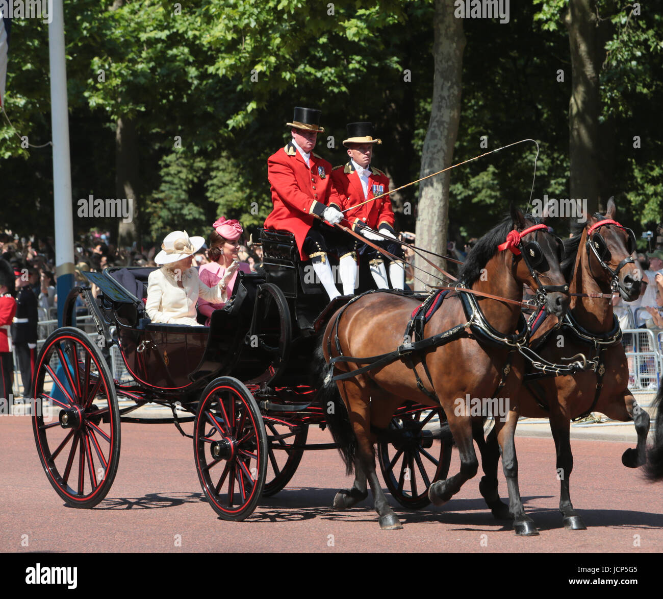 London UK.17 Juni 2017 zu Ehren der 91. Geburtstag ihrer Majestät der Königin, die jährliche Zeremonie Trooping die Farbe nahm Platz und einen warmen und sonnigen Tag mit Tausenden von Menschen Futter entlang der Mall, die Mitglieder der königlichen Familie zu begrüßen, als sie Trog vom Buckingham Palace bis Horse Guard Parade, an denen die offizielle Zeremonie fand > danach der Königsfamilie im Buckingham-Palast-Balkon, die versammelten Menschen begrüßen herauskommen darunter, und die Fliege von verschiedenen Ebenen und die berühmten roten Arrows.@Paul Quezada-Neiman/Alamy Live News zu sehen Stockfoto