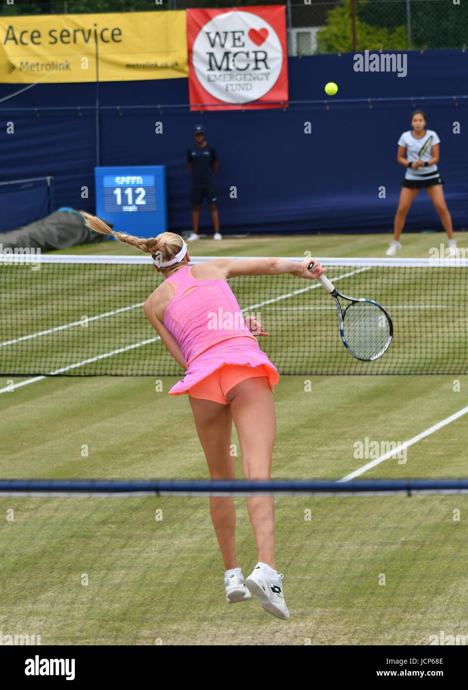 Manchester, UK. 17. Juni 2017. Naomi Broady (GB) in Aktion während ihr Halbfinalspiel gegen Zarina Diyas (Kasachstan) in der Aegon Manchester Trophy in The Northern Tennis und Squash Club, West Didsbury, Manchester. Diyas gewann 6-3, 6-4. Bildnachweis: John Fryer/Alamy Live-Nachrichten Stockfoto