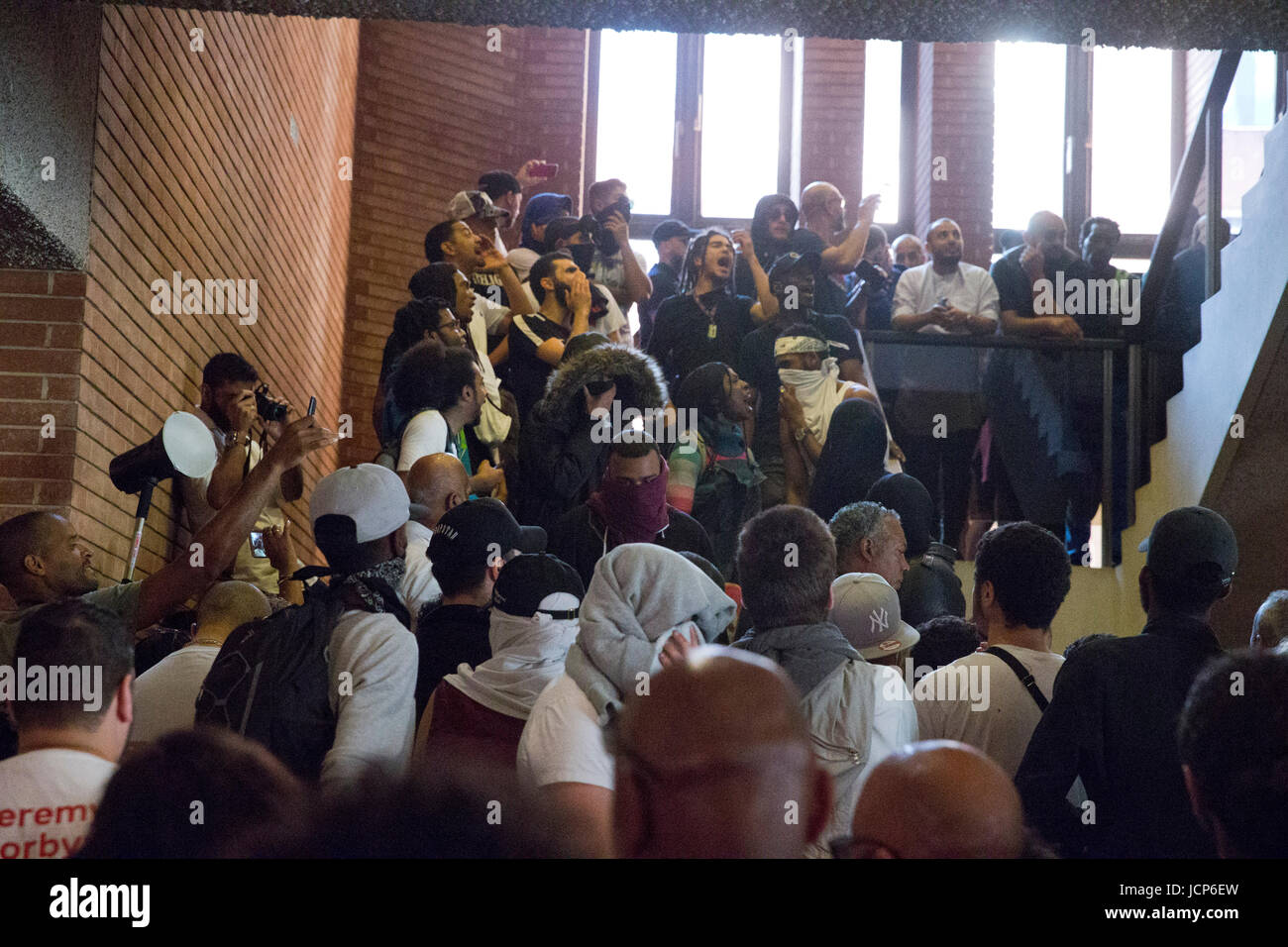 London, UK. 16. Juni 2017. Tausende von Menschen, die noch mit Trauer befallen marschierten von Latimer Road in Kensington Town Hall, einige Antworten auf die schrecklichen Grenfell Turm Feuer zu verlangen. Bildnachweis: Sebastian Remme/Alamy Live-Nachrichten Stockfoto