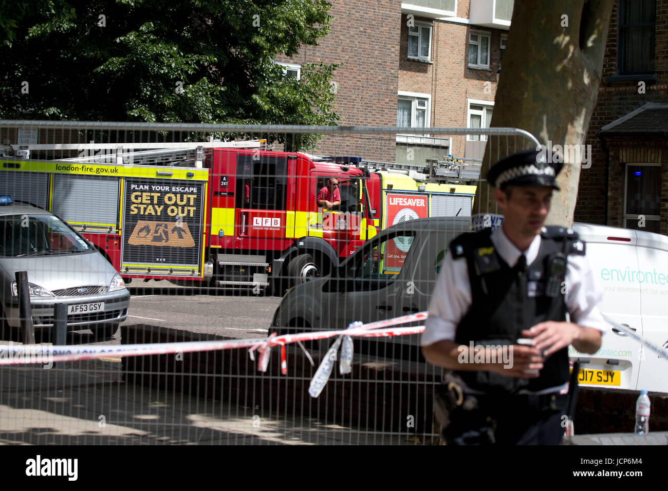 London, UK. 16. Juni 2017. Freiwillige und Polizei bei Grenfell Turm im Westen Londons nach einem großen Brand. Bildnachweis: Sebastian Remme/Alamy Live-Nachrichten Stockfoto