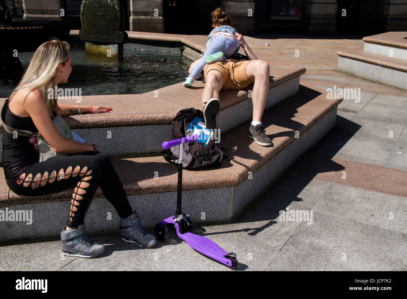 Dundee, Tayside, Scotland, UK. 17. Juni 2017. UK-Wetter: ein weiteres sehr warmen Tag mit dem besten aus der Sonne in Tayside mit maximalen Temperaturen von 24 ° C. Eine junge polnische Familie genießen die warmen herrliche Wetter neben dem City Square Brunnen in Dundee, Großbritannien. Credits: Dundee Photographics / Alamy Live News Stockfoto