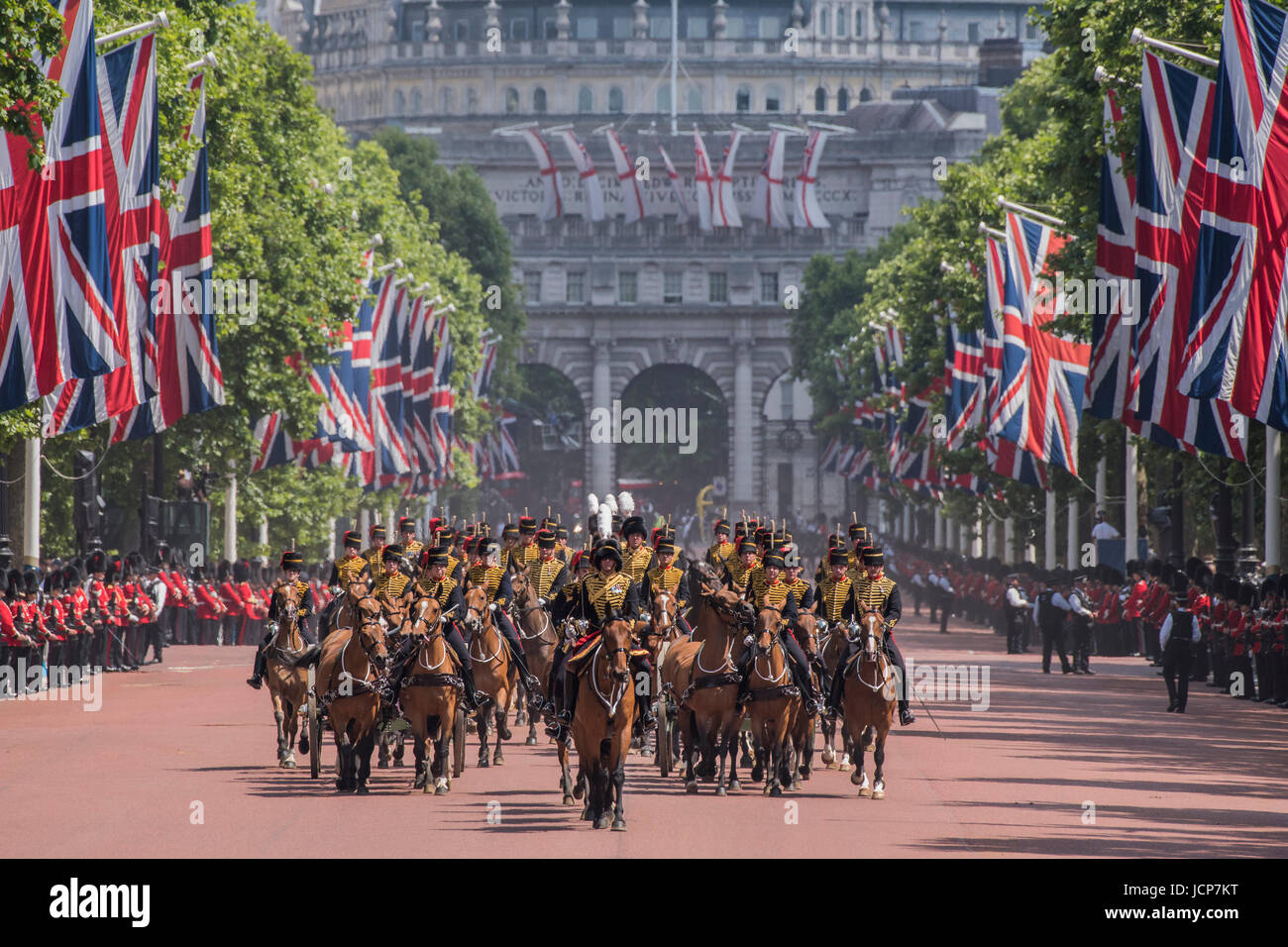 London, UK. 17. Juni 2017. Kings Troop Royal Horse Artillery kommt wieder über die Mall - Trooping die Farbe von der Irish Guards auf die Queen Geburtstag Parade. Die Königin Farbe ist vor ihrer Majestät der Königin und die königlichen Colonels "marschierten".  Seine königliche Hoheit der Herzog von Cambridge nimmt der Oberst Beitrag zum ersten Mal auf Horse Guards Parade reitet sein Pferd Wellesley. Der Irish Guards werden durch ihre berühmten Wolfshund Maskottchen Domhnall herausgeführt. Bildnachweis: Guy Bell/Alamy Live-Nachrichten Stockfoto