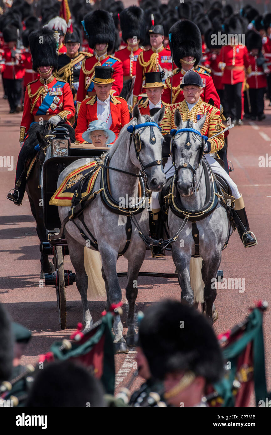 London, UK. 17. Juni 2017. Die Königinnen-Party kehrt über die Mall - Trooping die Farbe von der Irish Guards auf die Queen Geburtstag Parade. Die Königin Farbe ist vor ihrer Majestät der Königin und die königlichen Colonels "marschierten".  Seine königliche Hoheit der Herzog von Cambridge nimmt der Oberst Beitrag zum ersten Mal auf Horse Guards Parade reitet sein Pferd Wellesley. Der Irish Guards werden durch ihre berühmten Wolfshund Maskottchen Domhnall herausgeführt. Stockfoto