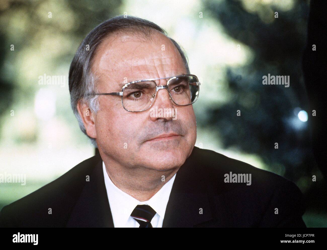 Dpatop - Datei- dann deutsche Bundeskanzler Helmut Kohl während der Gespräche über Deutsch-französische Wirtschaftsfragen in Bonn, Deutschland, Oktober 1982 gesehen. Helmut Kohl starb im Alter von 87 Jahren am 16. Juni 2017. Foto: Egon Steiner/dpa Stockfoto