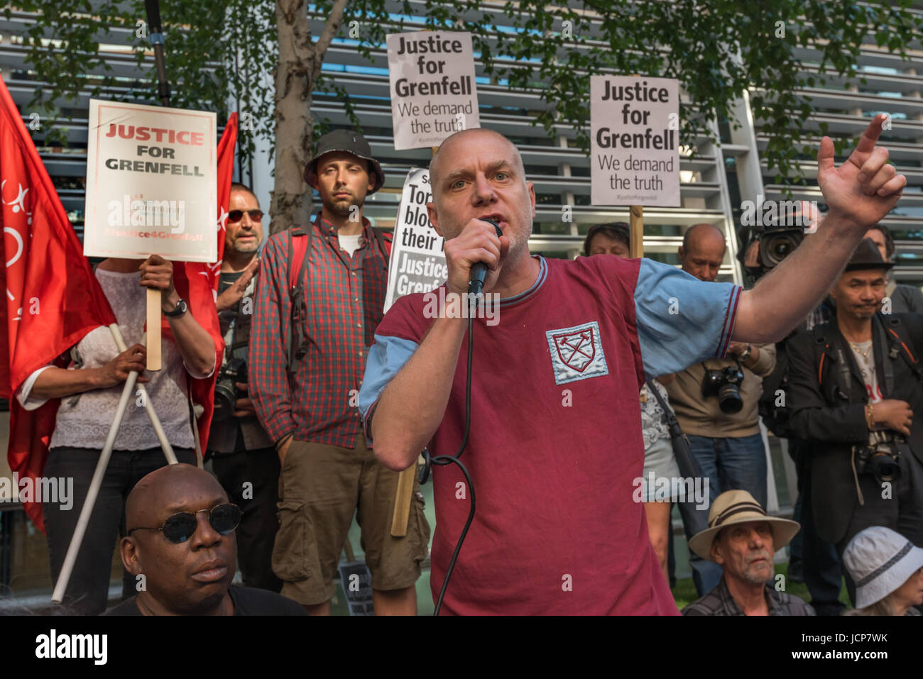 London, UK. 16. Juni 2017. London, UK. 16. Juni 2017.Michael spricht Bradley von der SWP auf der Kundgebung außerhalb der Abteilung für Gemeinschaften und lokale Regierung fordert dringende Maßnahmen zur Kennzeichnung derjenigen verantwortlich für den unsicheren Zustand der Grenfell Turm führte zu dem schrecklichen Feuer, in dem mehr als 150 Personen zu Tode verbrannt wurden. Andere Redner Matt Wrack, Fire Brigades Union General Secretary, Anwohnern, die gesehen hatte, die Todesfälle, Gehäuse-Aktivisten, die lange gefordert haben, für den sozialen Wohnungsbau um die gleichen Sicherheitsstandards als private Entwicklungen und Stand Up, Rassismus, und Stockfoto