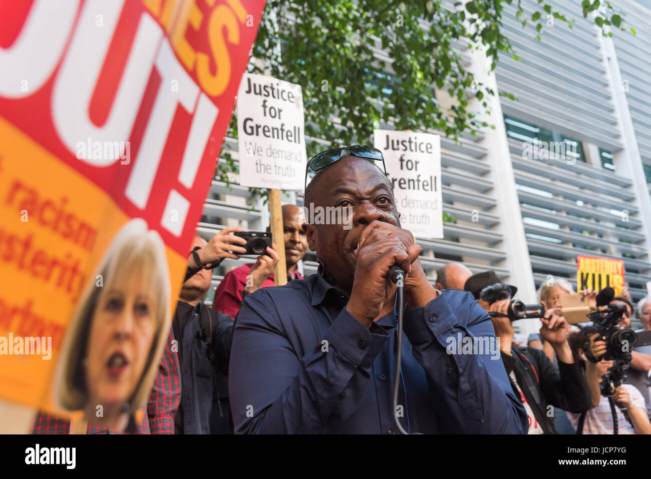 16. Juni 2017 - London, UK - London, UK. 16. Juni 2017. Weyman Bennett von Stand Up Rassismus spricht auf der Kundgebung außerhalb der Abteilung für Gemeinschaften und lokale Regierung fordert dringende Maßnahmen zur Kennzeichnung derjenigen verantwortlich für den unsicheren Zustand der Grenfell Turm führte zu dem schrecklichen Feuer, in dem mehr als 150 Personen zu Tode verbrannt wurden. Andere Redner Matt Wrack, Fire Brigades Union General Secretary, Anwohnern, die erlebt den Tod Gehäuse Aktivisten, die lange für den sozialen Wohnungsbau, die gleichen Sicherheitsstandards als private Entwicklungen und Stand Up r aufgerufen haben Stockfoto