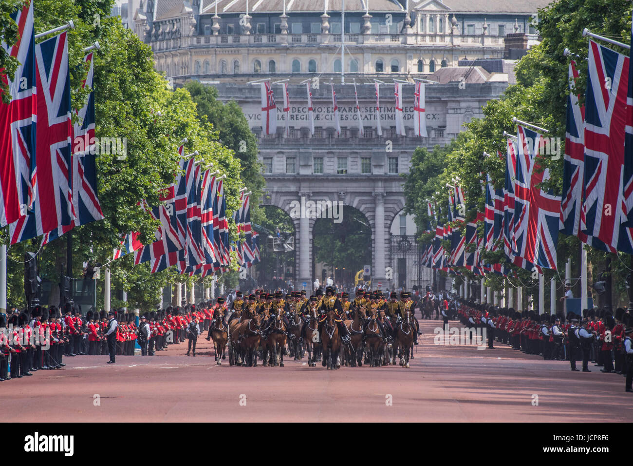 London, UK. 17. Juni 2017. Kings Troop Royal Horse Artillery kommt wieder über die Mall - Trooping die Farbe von der Irish Guards auf die Queen Geburtstag Parade. Die Königin Farbe ist vor ihrer Majestät der Königin und die königlichen Colonels "marschierten".  Seine königliche Hoheit der Herzog von Cambridge nimmt der Oberst Beitrag zum ersten Mal auf Horse Guards Parade reitet sein Pferd Wellesley. Der Irish Guards werden durch ihre berühmten Wolfshund Maskottchen Domhnall herausgeführt. Bildnachweis: Guy Bell/Alamy Live-Nachrichten Stockfoto