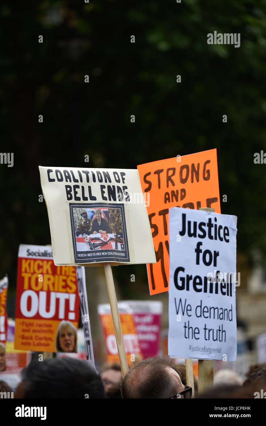 Demonstranten versammeln sich in Whitehall vor Downing Street aus Protest gegen die konservativen/DUP-Allianz, angespornt von Beschwerden rund um das Feuer Grenfell Stockfoto