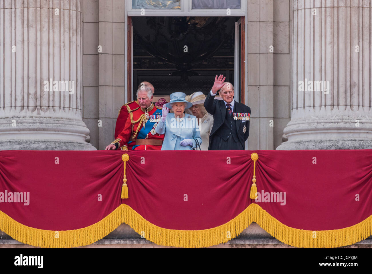 London, UK. 17. Juni 2017. Die königliche Familie sammelt auf dem Balkon für den Überflug und Jubel von der Masse - Trooping die Farbe von der Irish Guards auf die Queen Geburtstag Parade. Die Königin Farbe ist vor ihrer Majestät der Königin und die königlichen Colonels "marschierten".  Seine königliche Hoheit der Herzog von Cambridge nimmt der Oberst Beitrag zum ersten Mal auf Horse Guards Parade reitet sein Pferd Wellesley. Der Irish Guards werden durch ihre berühmten Wolfshund Maskottchen Domhnall herausgeführt. Bildnachweis: Guy Bell/Alamy Live-Nachrichten Stockfoto